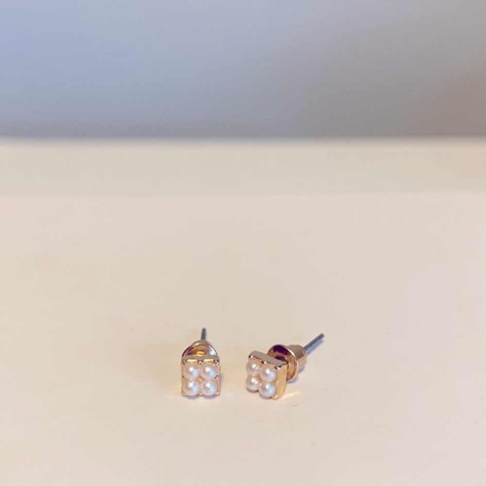 4/$20 Pearl Studded Earrings 🕊️